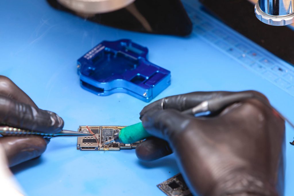 Réparation avec microsoudures d'un appareil électronique dans l'atelier de erepair