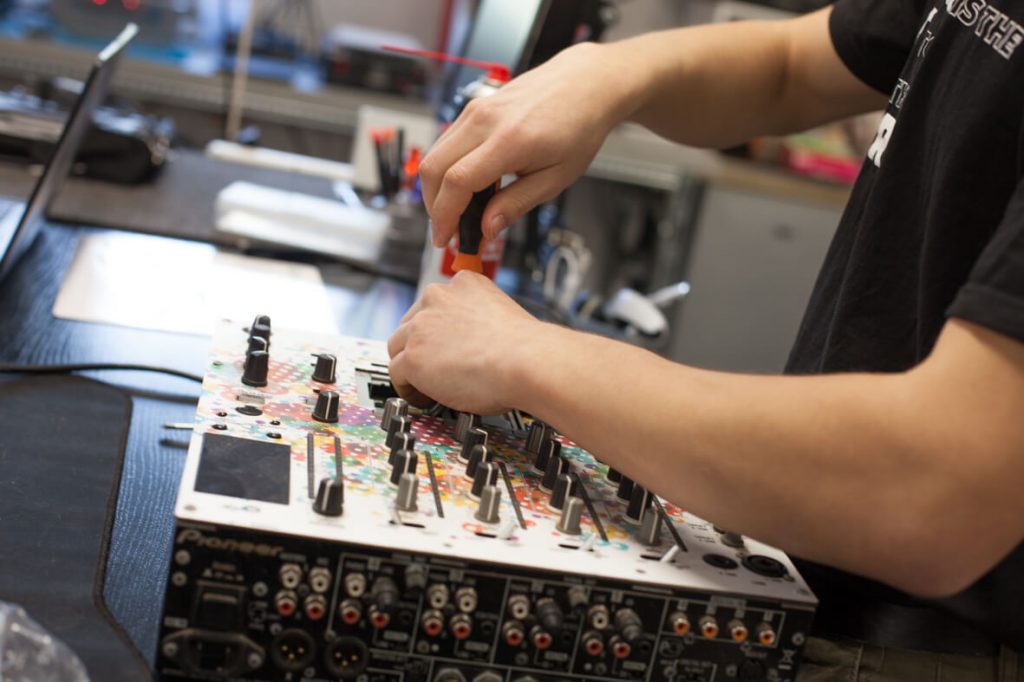 Réparation d'un ampli Proneer dans l'atelier de e-repair à Vallauris